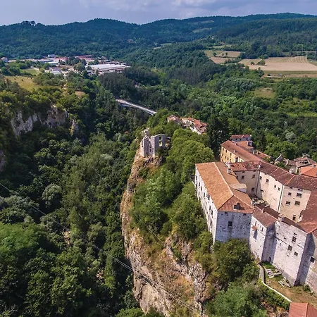 Three-bedroom In Semesterbostad Pazin