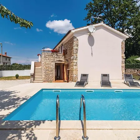 Three-bedroom In Semesterbostad Pazin